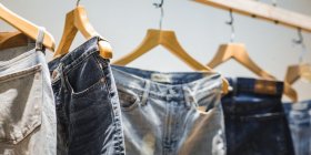 La storia di Lorenzo: “Con l’upcycling trasformo i jeans di seconda mano in un capo nu…